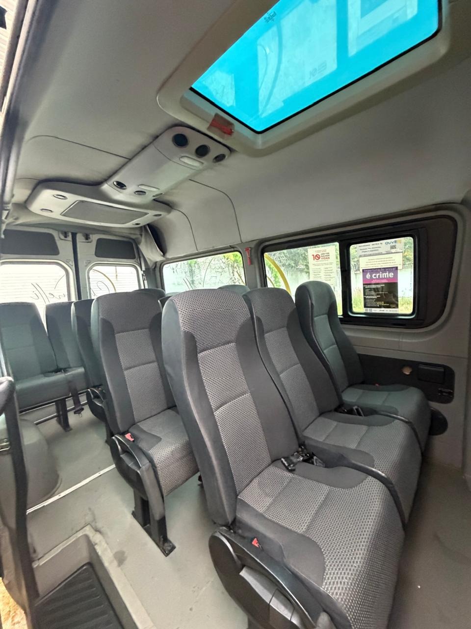 Interior de van com poltronas individuais