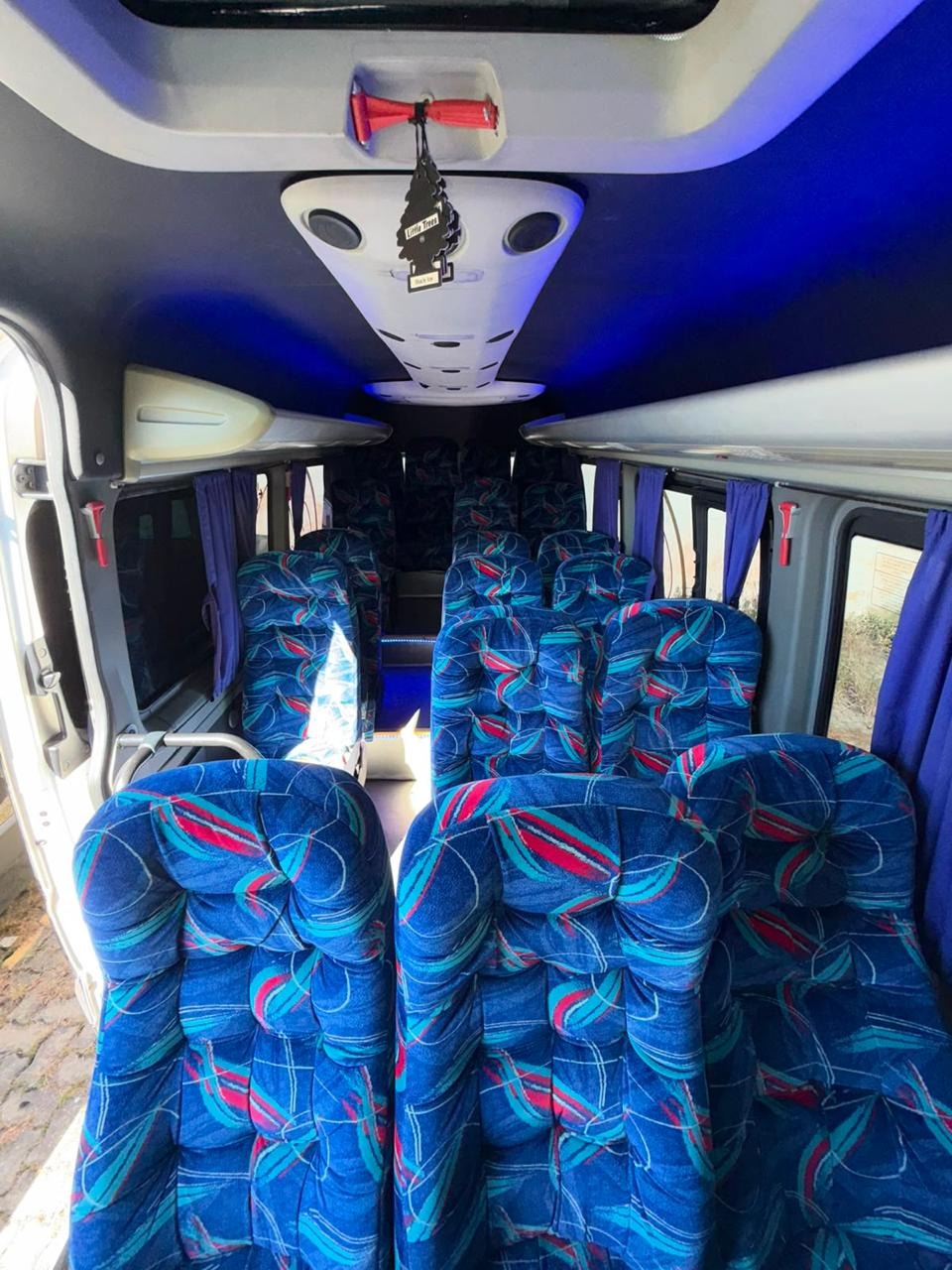 Interior de van executiva com iluminação azul